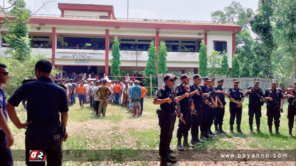 ৪৫ ডিগ্রিতে ঈদগাঁও উপজেলার ৫ ইউনিয়নে চলছে ভোট গ্রহণ