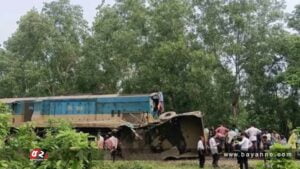 বালুবাহী ট্রাকে ট্রেনের ধাক্কা, নিহত ৩