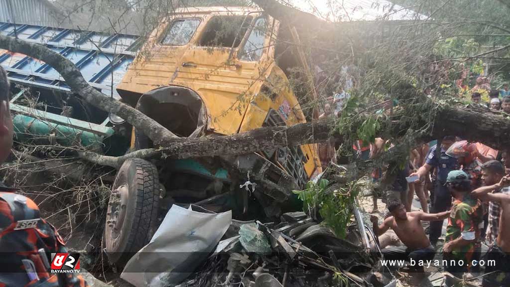 ঝালকাঠিতে ট্রাকের ধাক্কায় একই পরিবারের ৬ জনের মৃত্যু