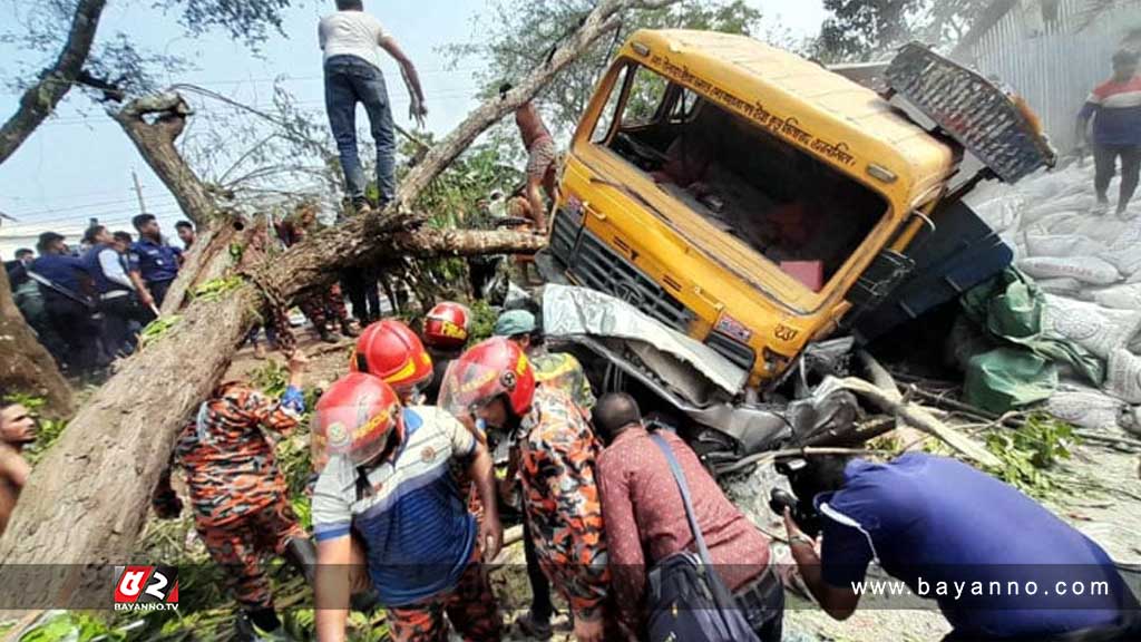 টোলপ্লাজায় অটোরিকশা ও প্রাইভেটকারকে ট্রাকের ধাক্কা, নিহত বেড়ে ১৪