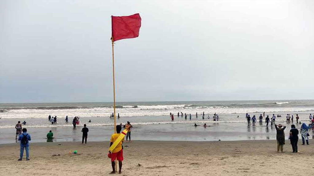 ঘূর্ণিঝড় রেমাল: বিমান চলাচল বন্ধ, কক্সবাজার ছাড়ছেন পর্যটকরা