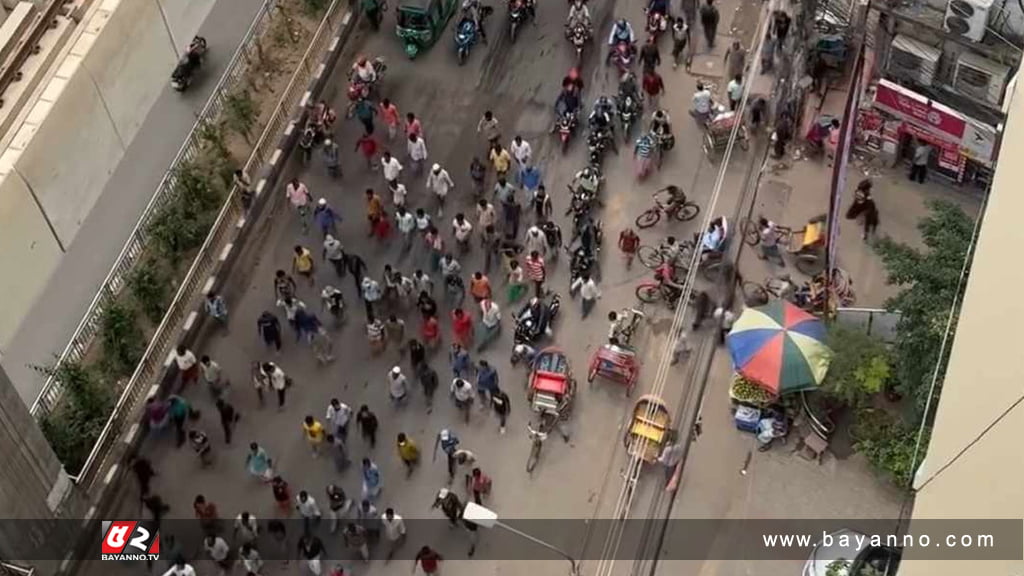 লাঠি হাতে নিয়ে অটোরিকশাচালকদের সড়ক অবরোধ