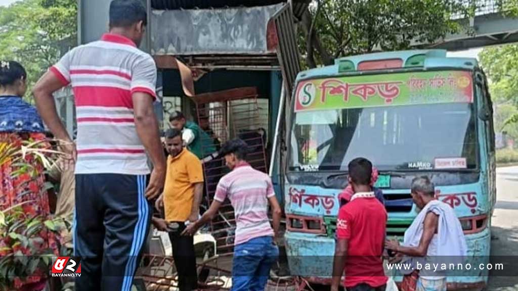 পুলিশ বক্সে ঢুকে গেলো বাস, এসআই আহত