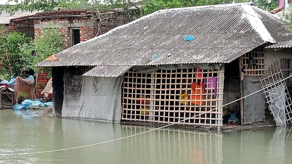 সাতক্ষীরায় জোয়ারের পানিতে তলিয়ে গেছে জেলেপল্লী