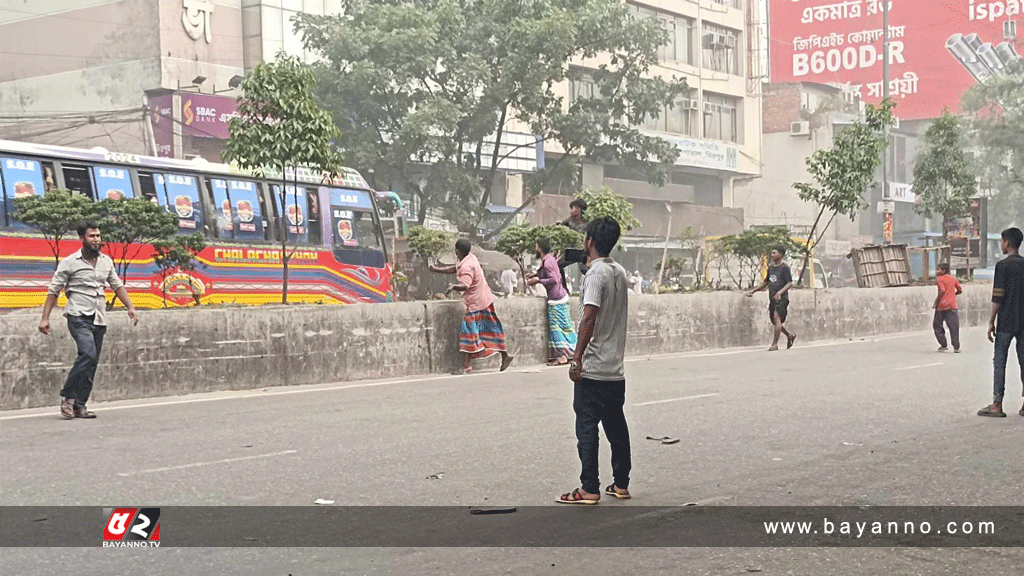 মিরপুরে অটোরিকশাচালক-পুলিশ সংঘর্ষ, বাস ভাঙচুর