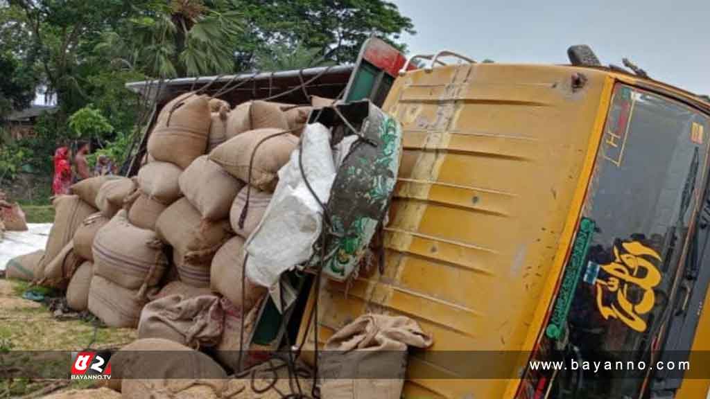 সাতক্ষীরায় ট্রাক খাদে পড়ে দুই শ্রমিকের মৃত্যু