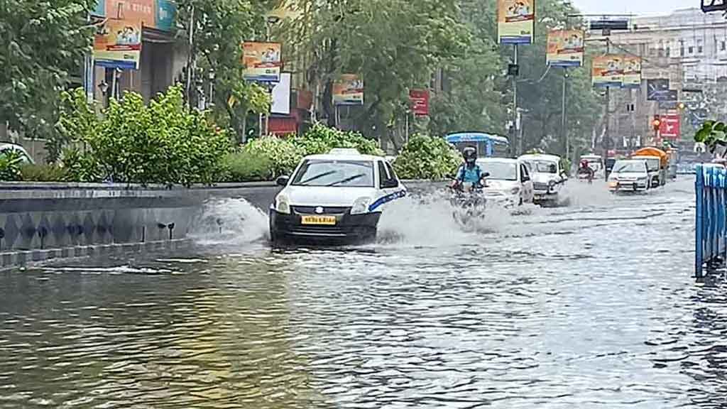 ঘূর্ণিঝড় রেমাল : কলকাতার রাস্তায় পানি, উপড়ে গেছে গাছপালা