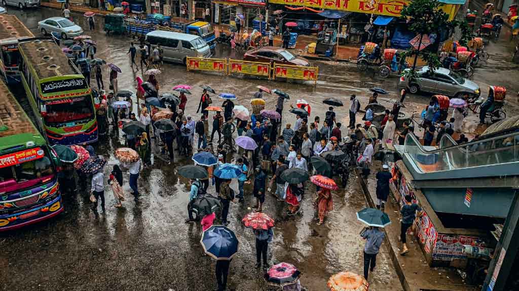 রাজধানীতে ঘূর্ণিঝড় রেমালের প্রভাব, ঝরছে বৃষ্টি