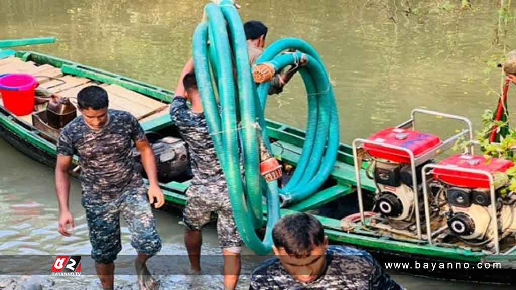 সুন্দরবনের আগুন নেভাতে কাজ করছে নৌ-বিমানবাহিনী