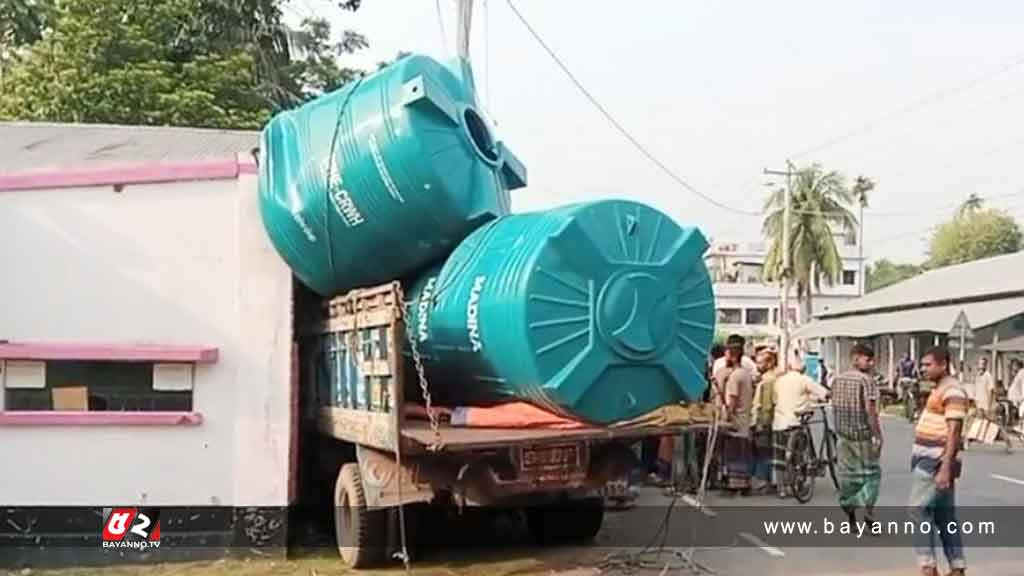 পথচারীকে চাপা দিয়ে খুঁটির সঙ্গে ট্রাকের ধাক্কা, নিহত ২