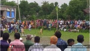 সাপের কামড়ের পর মৃত যুবককে ওঝার ঝাড় ফুঁক, এলাকায় মানুষের ঢল!