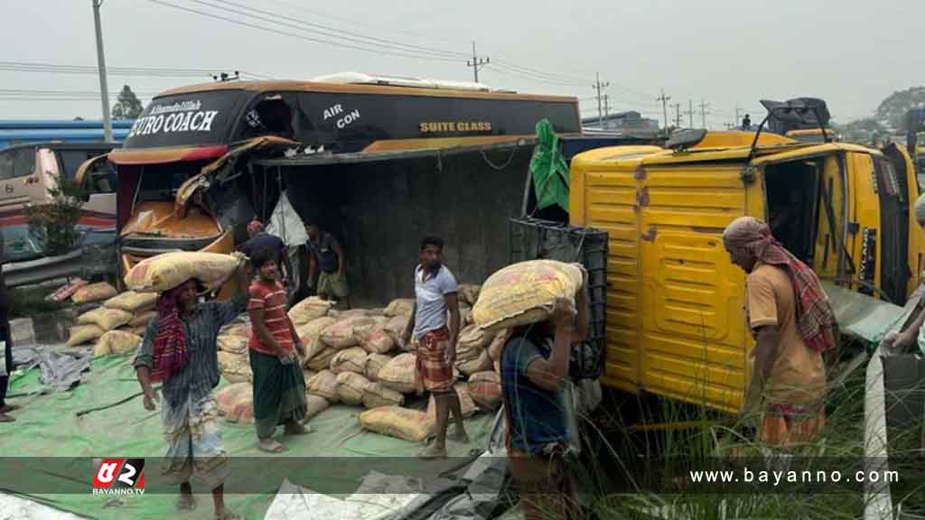 টাঙ্গাইল মহাসড়কে উল্টে গেছে ট্রাক, যানবাহনের ধীরগতি