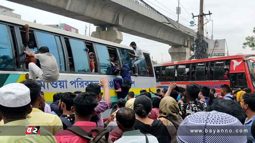 বাস টার্মিনালে যাত্রীদের উপচে পড়া ভিড়