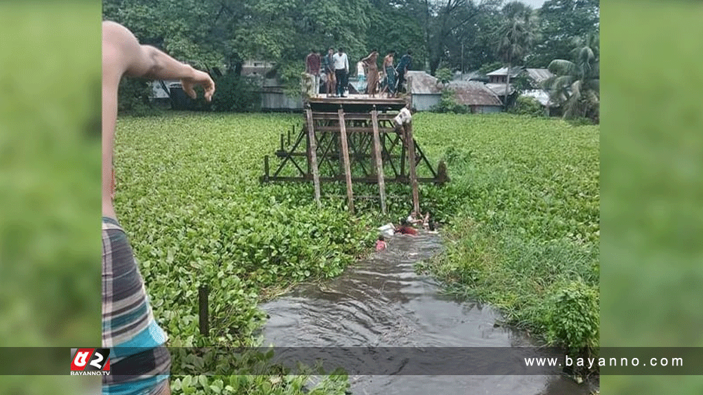 সেতু ভেঙ্গে মাইক্রোবাস খালে, নিহত ৯