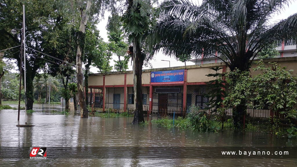 বন্যায় বিপর্যস্ত সুনামগঞ্জের জনজীবন