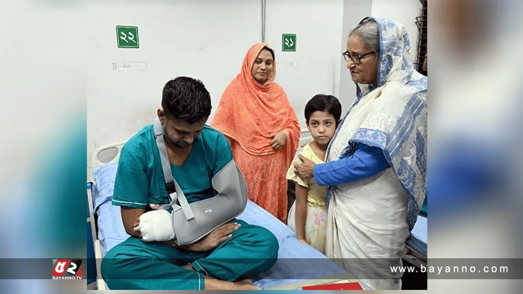 আহতদের দেখতে পুলিশ হাসপাতাল ও বিএসএমএমইউতে গেলেন প্রধানমন্ত্রী