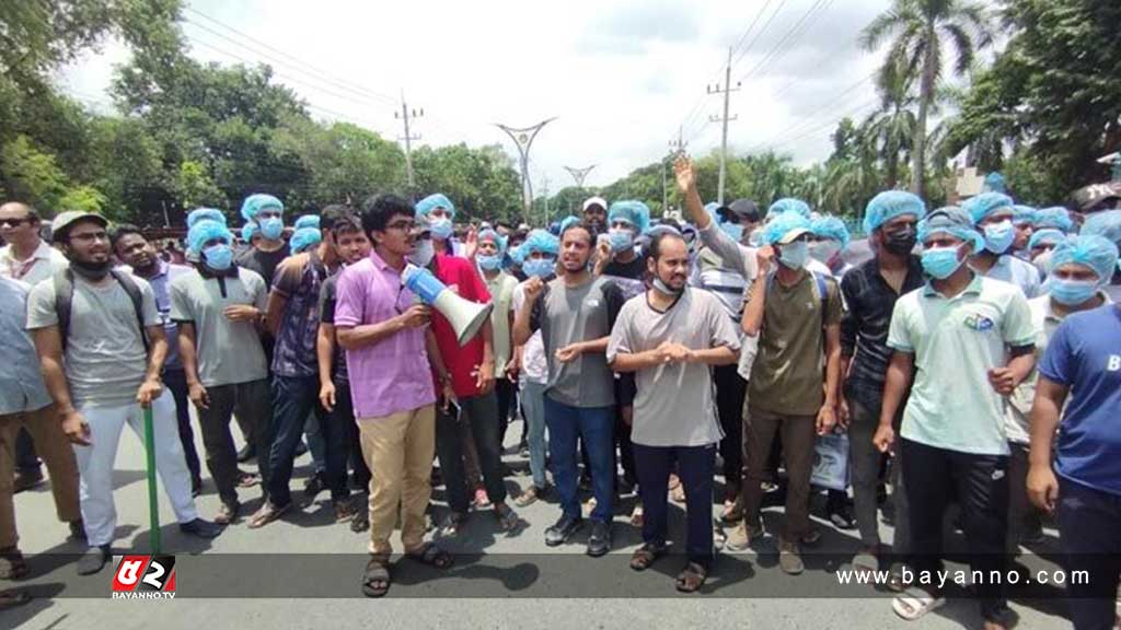 ঢাকা-রাজশাহী মহাসড়ক অবরোধ করে রাবি শিক্ষার্থীদের বিক্ষোভ