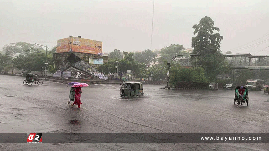 সকাল থেকেই মুষলধারে বৃষ্টি, বিপাকে চাকরিপ্রার্থীরা