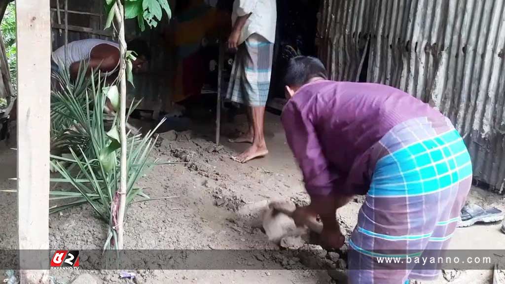 কবরস্থানে জায়গা না পেয়ে নিজ ঘরের মেঝেতেই মাকে দাফন!