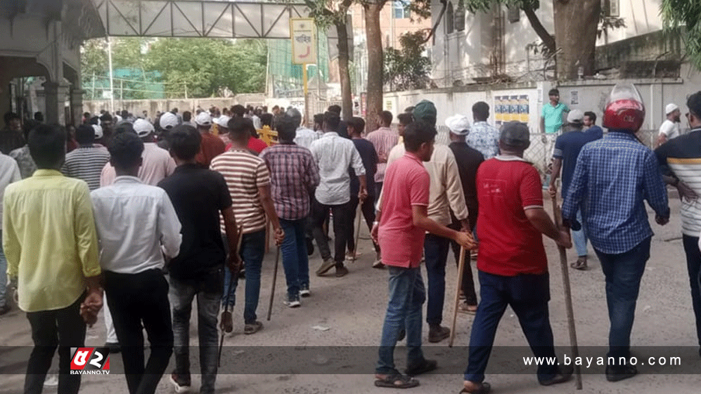 ঢামেকের সামনে আবারও কোটা আন্দোলনকারী-ছাত্রলীগ সংঘর্ষ