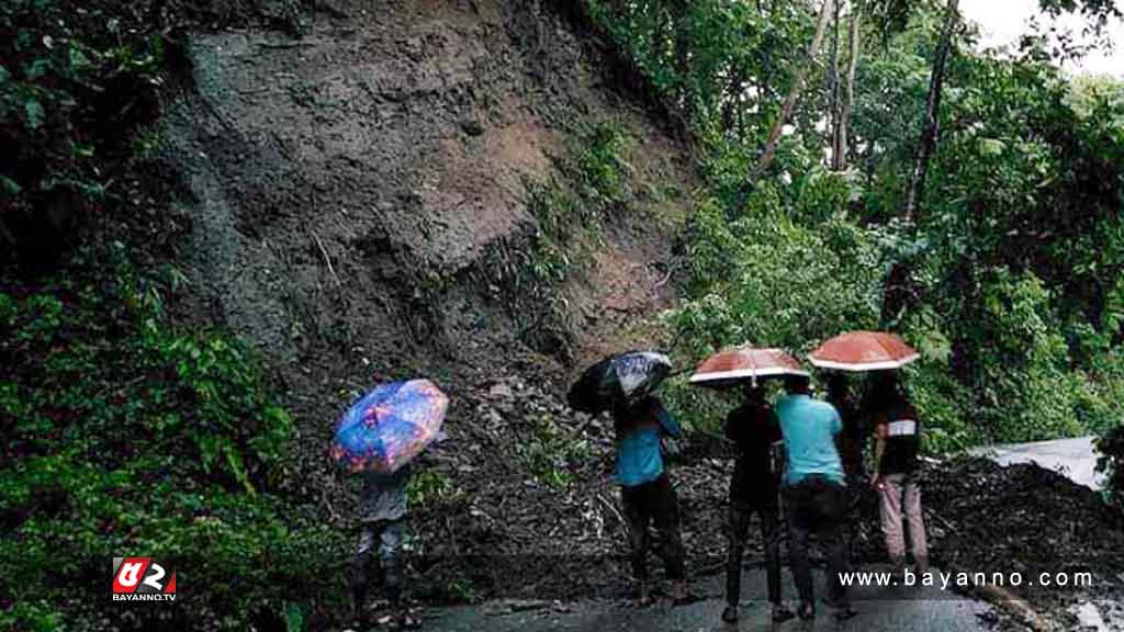 আলুটিলায় পাহাড় ধস, সড়ক যোগাযোগ বিচ্ছিন্ন