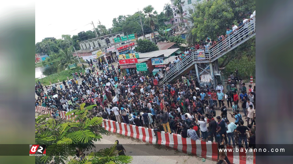 পুলিশ-আন্দোলনকারী সংঘর্ষে ঢাকা-চট্রগ্রাম মহাসড়ক রণক্ষেত্র