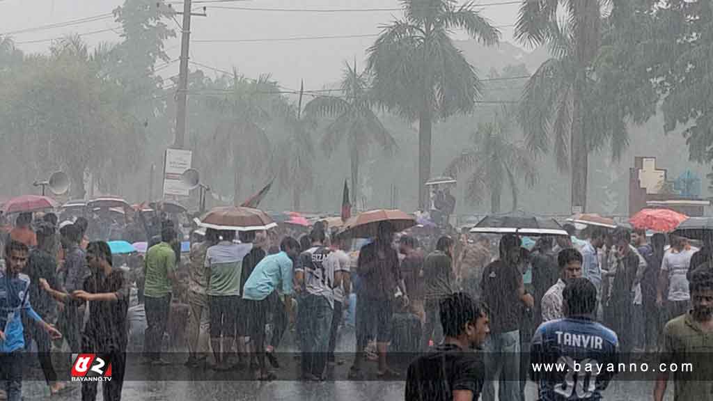 বৃষ্টি উপেক্ষা করেই ঢাকা- রাজশাহী মহাসড়ক অবরোধ শিক্ষার্থীদের