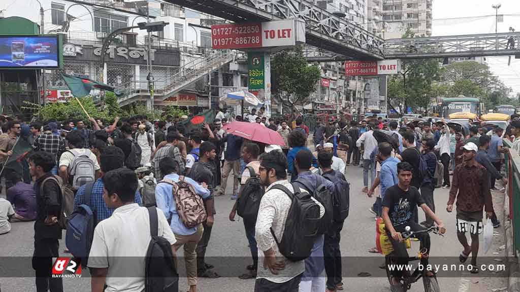 সাইন্সল্যাব মোড়ে ঢাকা কলেজ শিক্ষার্থীদের অবরোধ, যান চলাচল বন্ধ