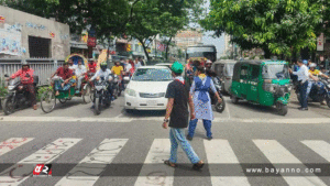 আজও  রাস্তায় ট্রাফিক নিয়ন্ত্রণ করছেন শিক্ষার্থীরা