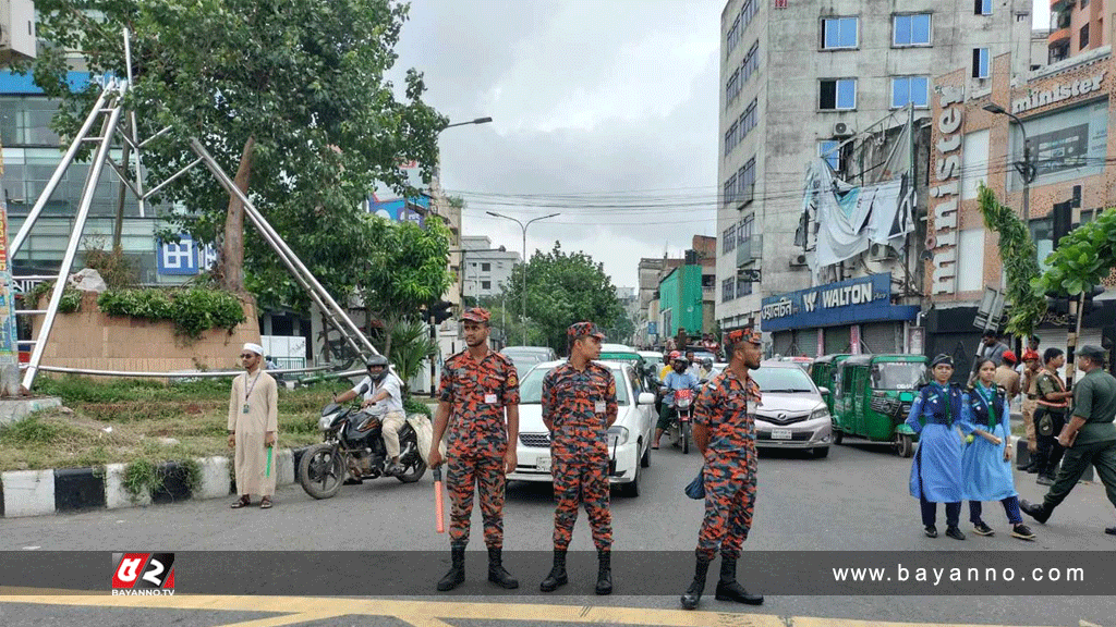 শিক্ষার্থীদের পাশাপাশি ট্রাফিক নিয়ন্ত্রণে কাজ করছে ফায়ার সার্ভিস