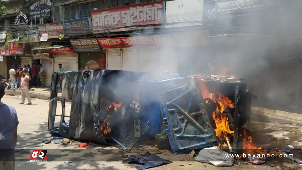 রাজধানীতে সিএমএম আদালতের সামনে পুলিশের গাড়িতে আগুন