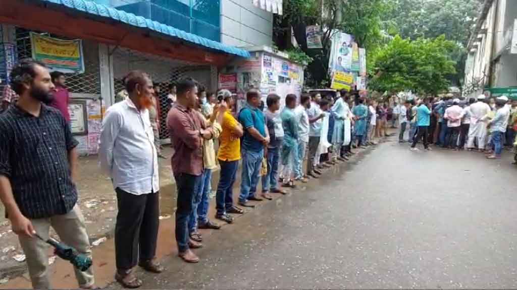 নরসিংদীতে শিক্ষার্থীদের দাবির প্রতি সংহতি জানালেন শিক্ষকরা