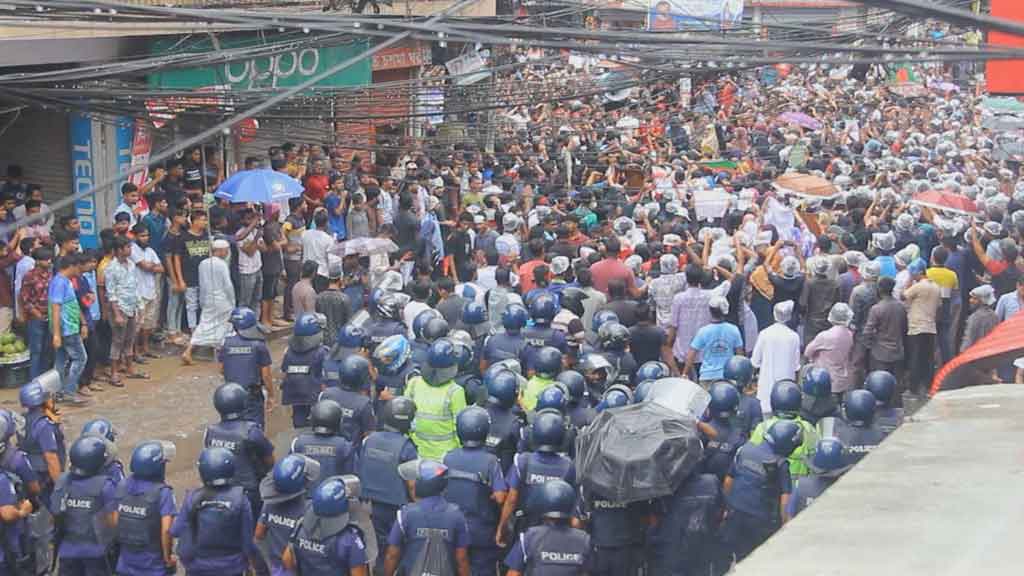 ৯দফা দাবিতে বৈষম্যবিরোধী শিক্ষার্থীদের পাবনায় বিক্ষোভ