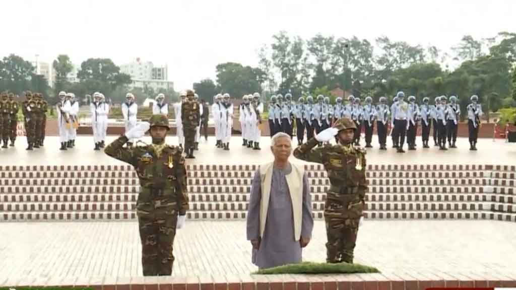 জাতীয় স্মৃতিসৌধে শহিদদের প্রতি শ্রদ্ধা জানালেন প্রধান উপদেষ্টা